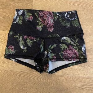 EUC Lululemon Boogie Short Roll Down, Size 8
